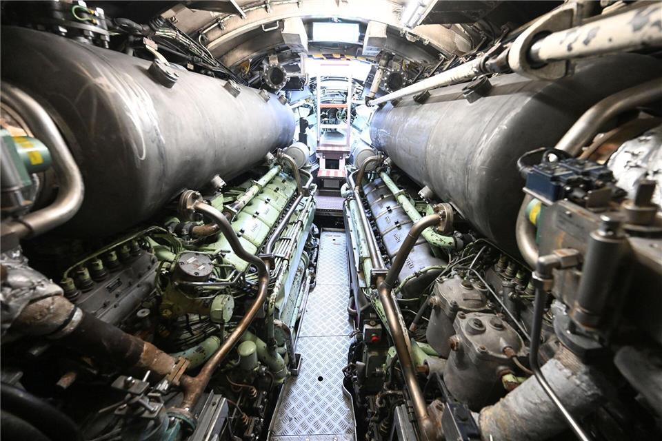 Durch den Motorraum im hinteren Teil des U-Bootes U17 steigen Besucher wieder nach draußen. Bernd Wei�brod/dpa