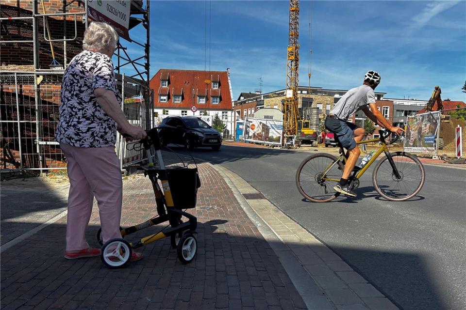 Durch den Neubau des ersten Gebäudes der sogenannten Butenstadt ist die Überquerung der Mühlenstraße für Radfahrer und Fußgänger gefährlicher geworden. Josefa Schellerhoff traut sich mit ihrem Rollator hier kaum noch über die Straße.