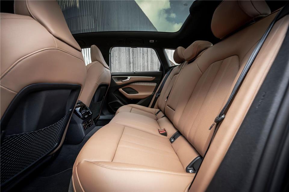 Durch den Radstand von 2,92 Metern bieten auch die hinteren Plätze ausreichend Beinfreiheit.Audi AG/dpa-tmn