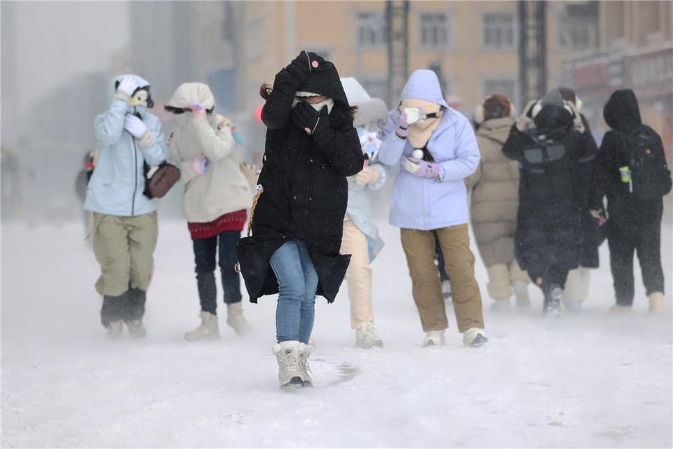 Durch den Schnee - Schneesturmwarnung für HarbinZhang Shu/XinHua/dpa
