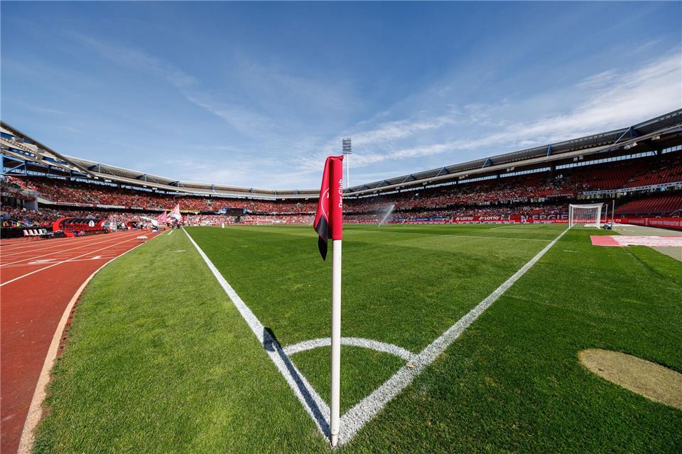 Durch den Spielertunnel geht es für die zukünftigen Eheleute zur Trauung am Spielfeldrand. (Archivbild)Daniel Karmann/dpa