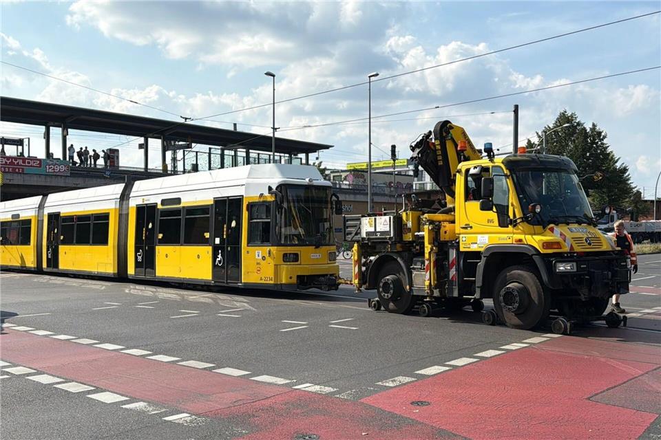 Brandanschlag auf Kabel – Zehntausende weiter ohne Strom Durch den Stromausfall blieben auch Straßenbahnen liegen.Patrick Neumann/dpa