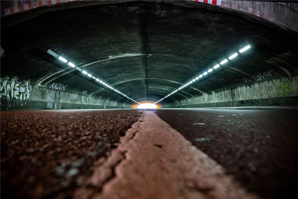 Durch den Tunnel führte für alle Besucher der Weg auf das Festivalgelände. Hier kam es zu dem tödlichen Gedränge. (Archivbild)Christoph Reichwein/dpa