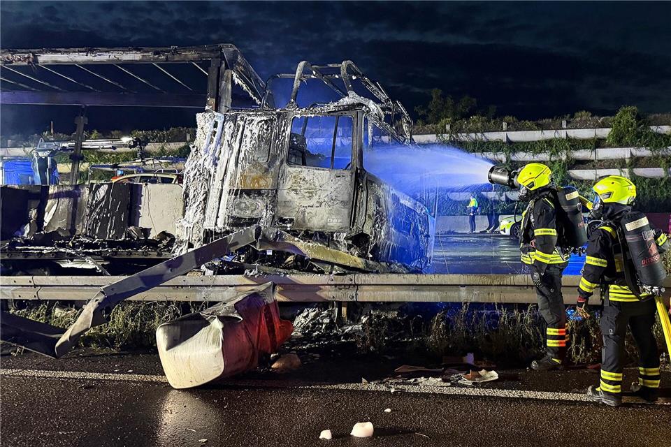 Durch den Unfall sind Schäden an der Fahrbahn entstanden.Mike Seeboth/dpa