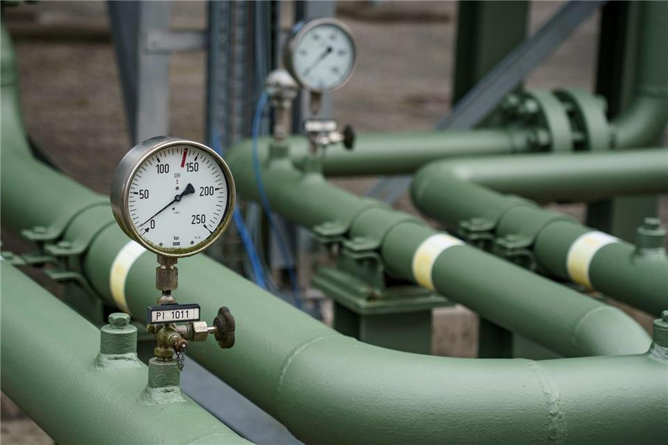 Durch den Wegfall der Gasspeicherumlage wird auch Gas günstiger. (Symbolbild)Axel Heimken/dpa