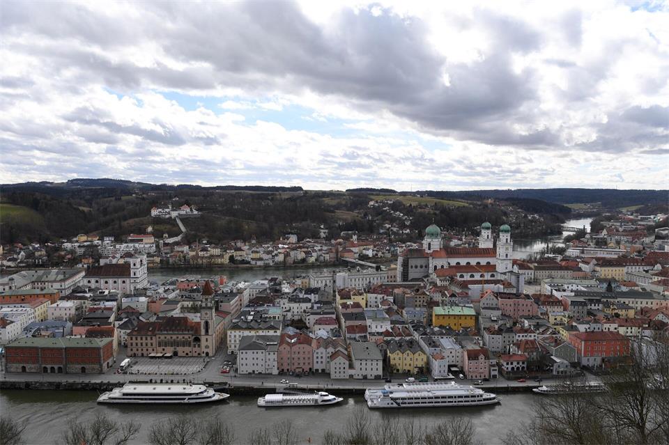 Durch den Zusammenstoß mit einem Felsen entsteht an dem Frachtschiff ein Leck. (Symbolbild) Felix Hörhager/dpa
