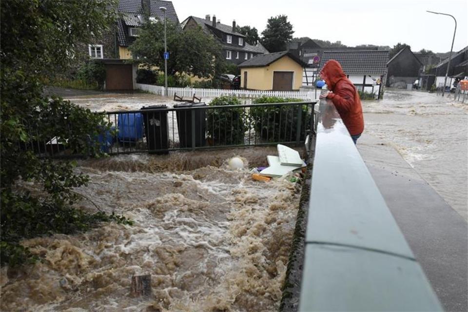 Durch den starken Regenfall war die Wupper zum reissenden Gewässer geworden. Foto: Roberto Pfeil/dpa