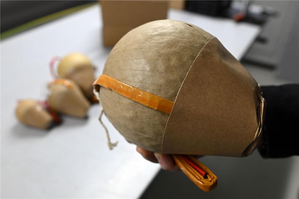 Durch den unsachgemäßen Gebrauch von Profi-Feuerwerk, wie etwa Kugelbomben, kommt es an Silvester immer wieder zu schweren Unfällen. (Archivbild) Federico Gambarini/dpa