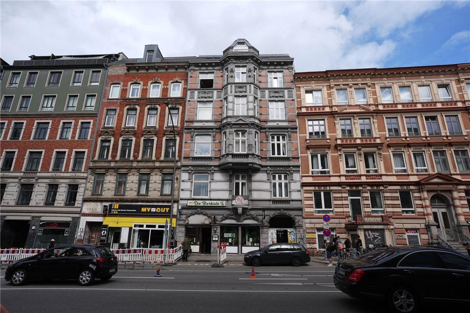 Durch die Baumängel an dem Altbau sind auch zwei Nachbargebäude in Mitleidenschaft gezogen.  Marcus Brandt/dpa