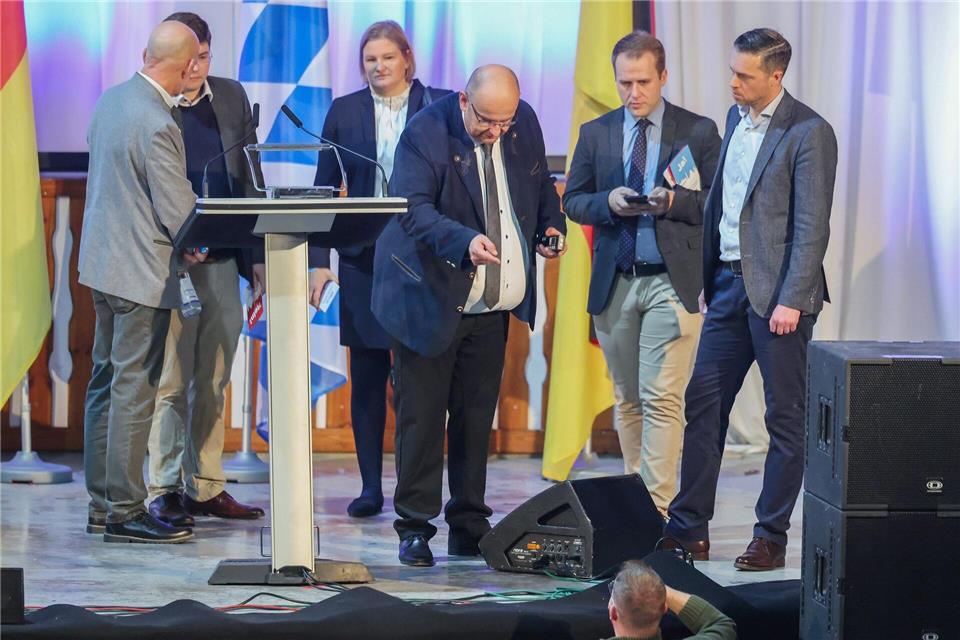 Machtkampf in der Bayern-AfD - Vorstand bleibt im Amt Durch die Bayern-AfD geht ein tiefer Riss.Daniel Löb/dpa