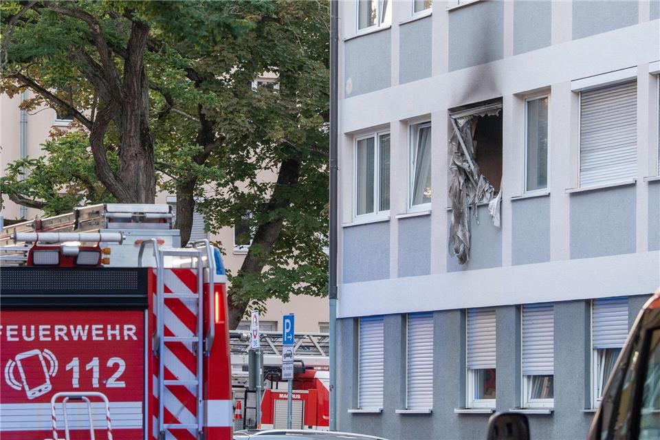 Durch die Explosion ist ein Feuer entstanden, das von den Einsatzkräften der Feuerwehr schnell eingedämmt werden konnte.Lars Haubner/NEWS5/dpa