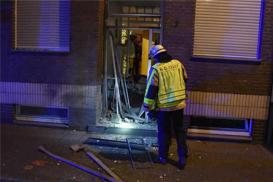 Durch die Explosion war die Haustür einen Mehrfamilienhauses schwer beschädigt worden. Alexander Forstreuter/dpa