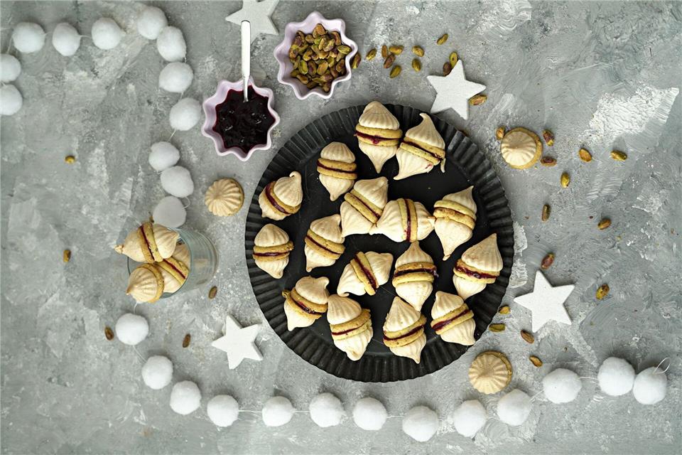 Durch die Geleefüllung werden zwei Vanillekipferl miteinander verbunden. Dann bekommt der Doppel-Keks auch noch zwei Zipfelmützchen in Form von Baiserhauben.Mareike Pucka/biskuitwerkstatt.de/dpa-tmn