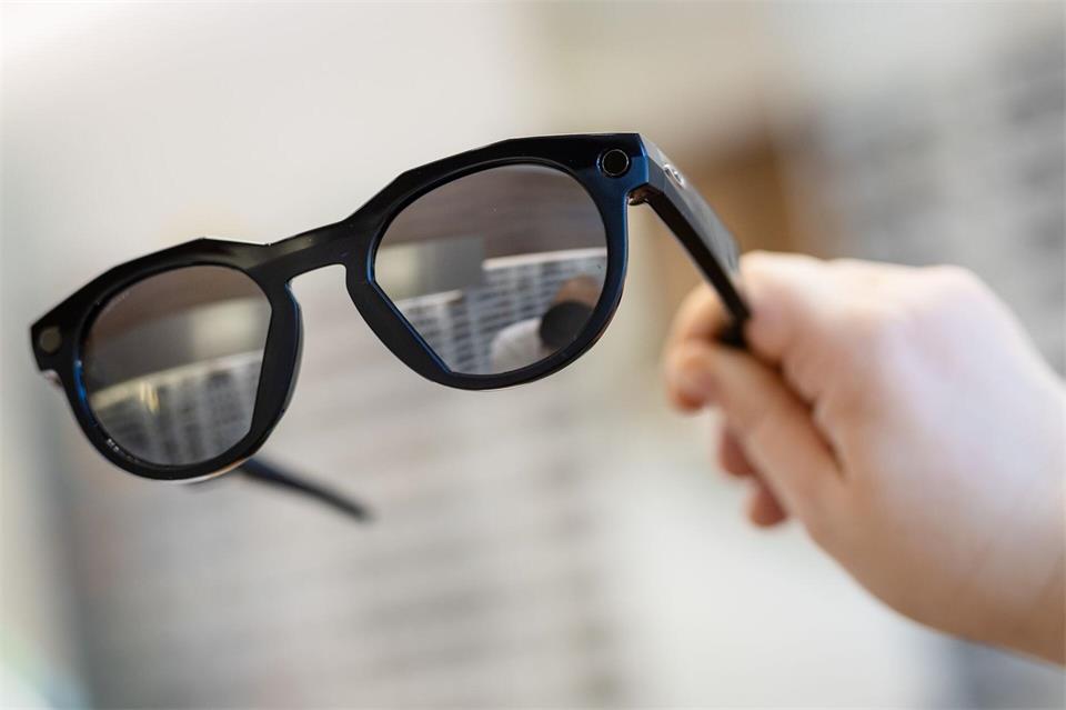 Durch die Möglichkeit Fotos und Videos mit den Smart Glasses zu machen, wird in manchen Frei- und Schwimmbädern über ein Verbot der vernetzten Datenbrillen nachgedacht.Christoph Schmidt/dpa
