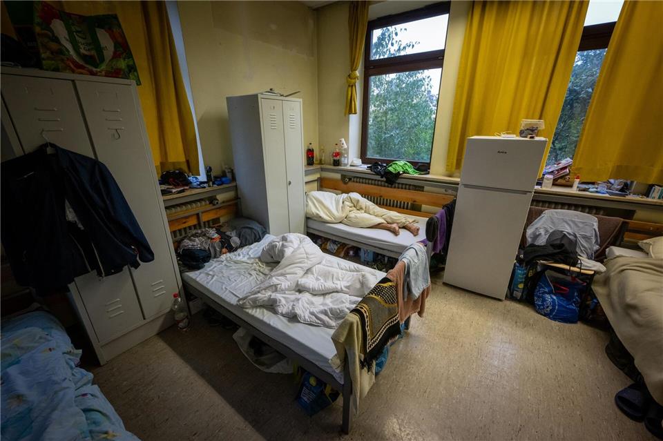 Durch die Schließung besonders teurer Unterkünfte will der Freistaat möglichst viel Geld sparen. (Symbolfoto)Peter Kneffel/dpa