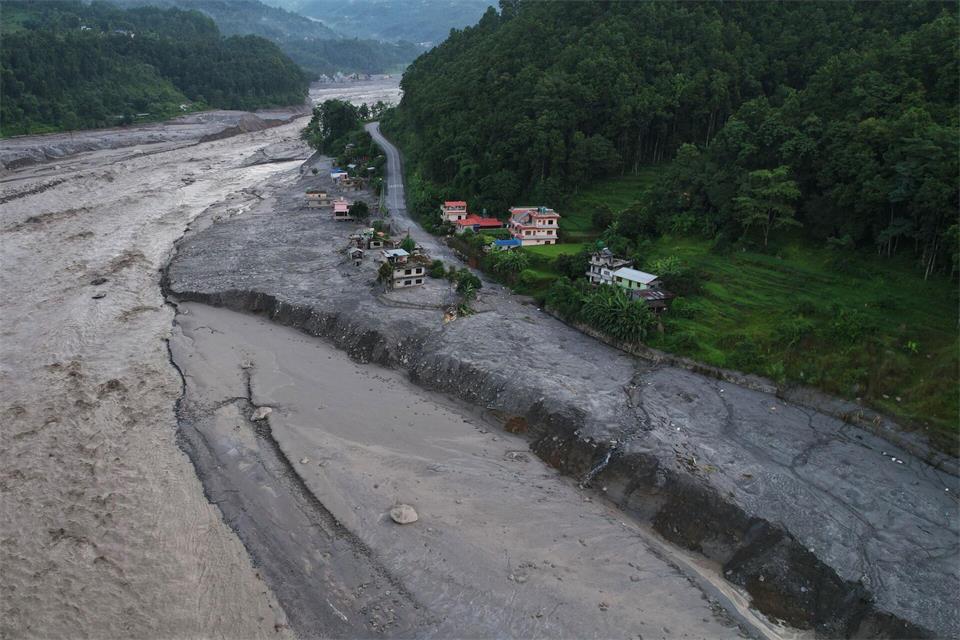 Durch die Sturzflut wurden ganze Landstriche verwüstet. Rajesh Kumar Singh/AP/dpa