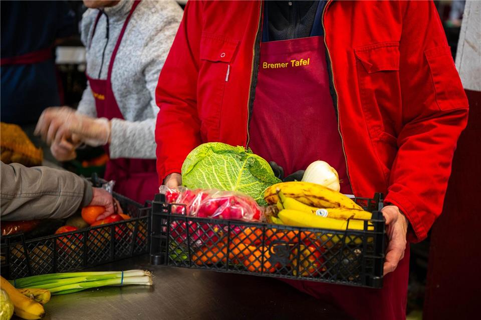 Durch die Tafeln werden nicht nur von Armut betroffene Menschen versorgt, es werden auch Lebensmittel vor der Tonne gerettet. Sina Schuldt/dpa