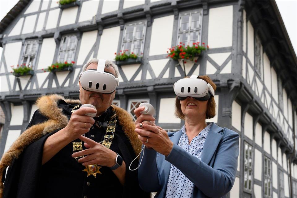 Durch die VR-Brille können Nutzer historische Gebäude besichtigen.Swen Pförtner/dpa
