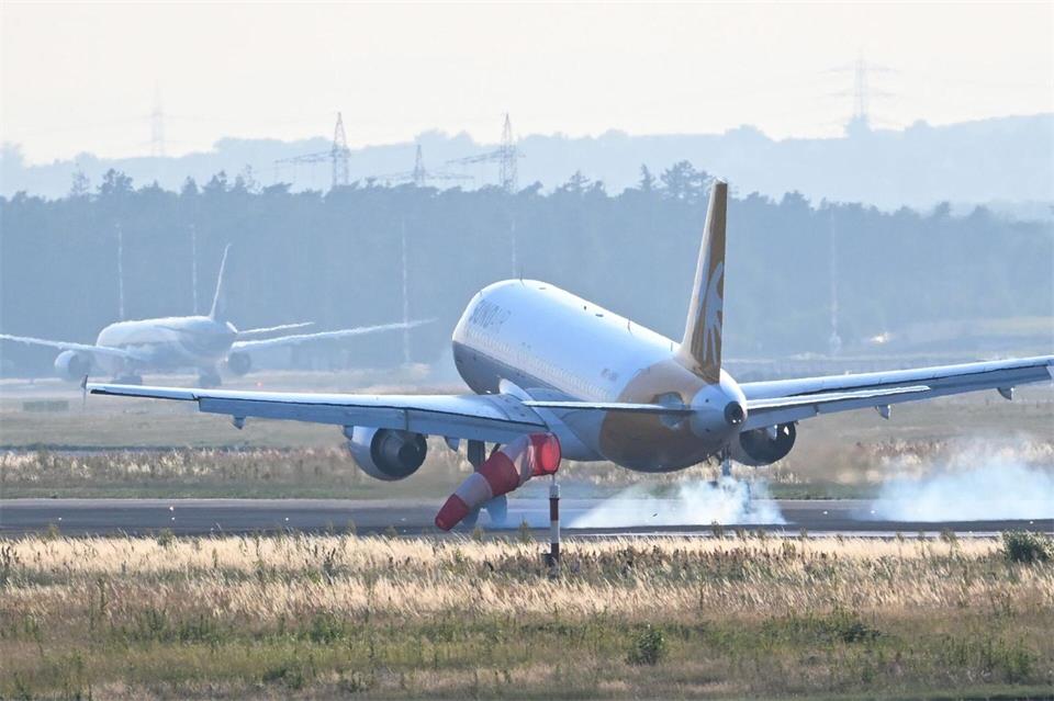 Durch die Vermessungsflüge sollen sichere Landungen am Frankfurter Flughafen sichergestellt werden. (Symbolbild)Arne Dedert/dpa