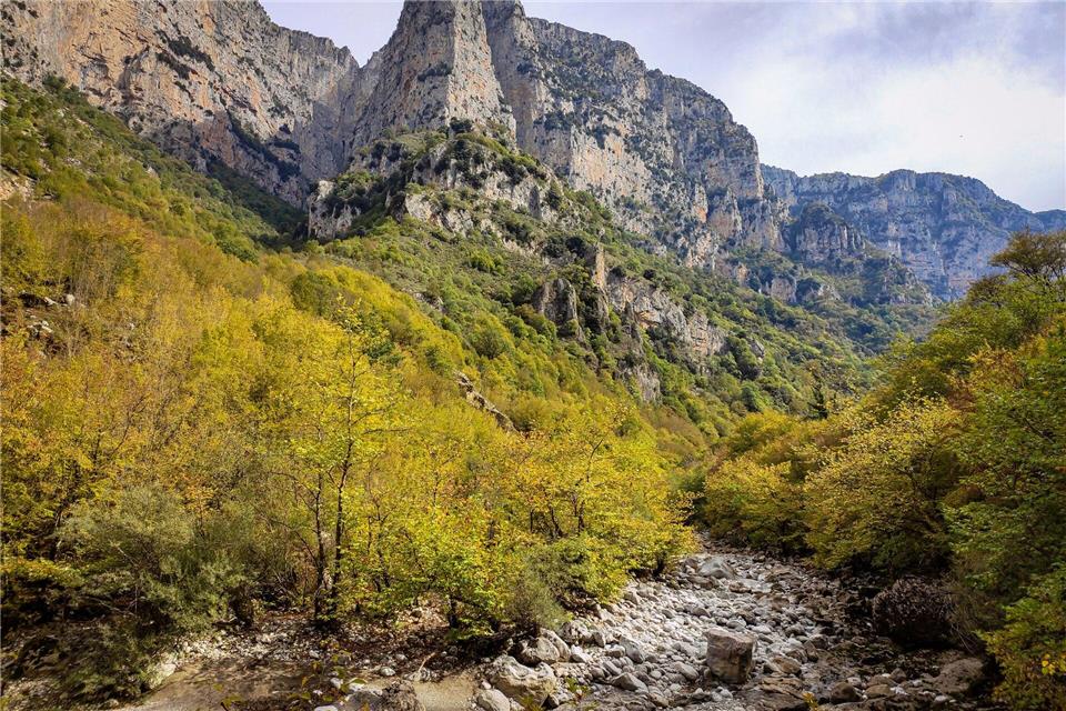 Durch die Vikos-Schlucht veräuft das Flussbett des Voidomatis. Linda Heyer/dpa-tmn