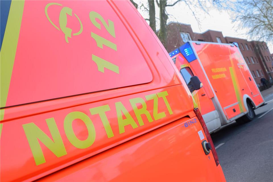 Durch die Vollbremsung des Busses stürzten drei Fahrgäste, zwei von ihnen verletzten sich leicht. (Symbolbild) Julian Stratenschulte/dpa