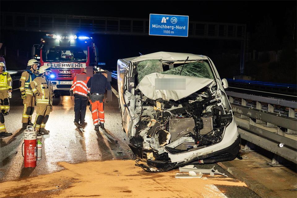 Durch die Wucht der Kollision wurden die sieben Passagiere sowie der Fahrer des Kleinbusses verletzt. Ferdinand Merzbach/NEWS5/dpa