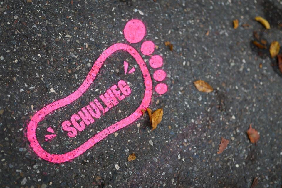 Durch die abgesperrte Straße sollen Schüler sicherer zur Schule kommen.Christoph Schmidt/dpa