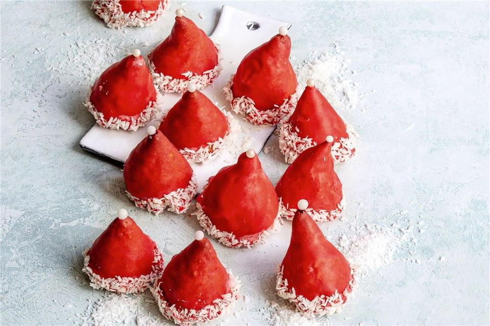 Durch die dreidimensionale Form haben die Nikolaus-Mützen aus Marzipan einen perfekten Stand. Claudia Timmann/StockFood Studios/GU/dpa-tmn
