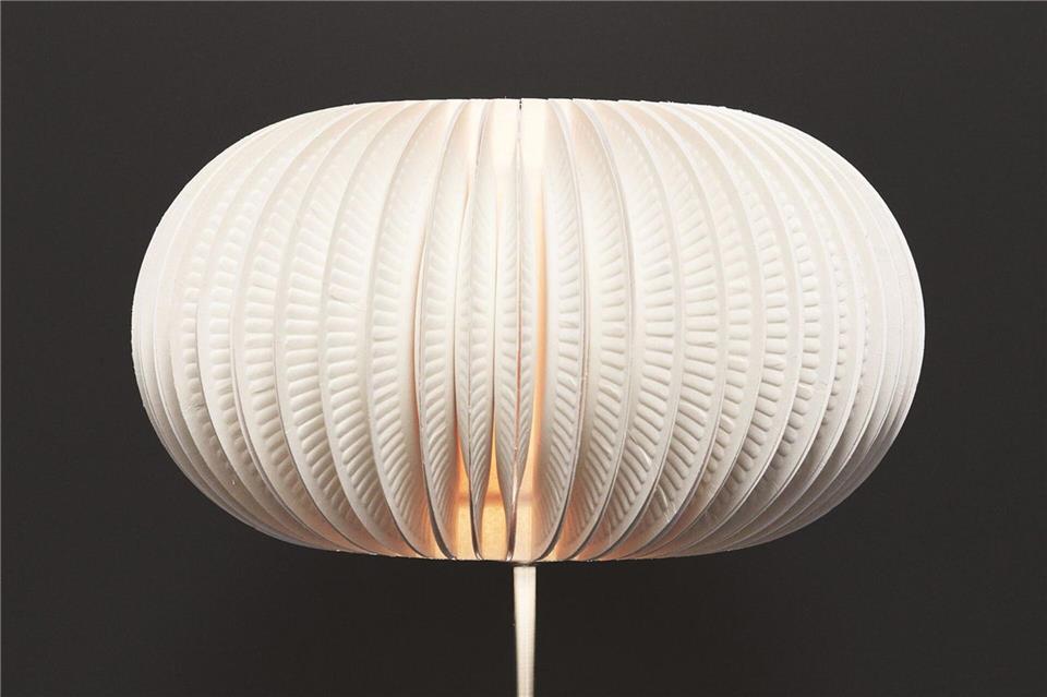 Durch die gefalteten Pappteller erhält der Lampenschirm mehr Tiefe.Dremel/DIY Academy/dpa-tmn