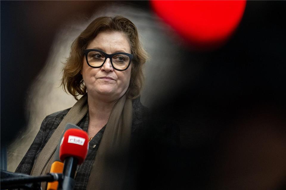 Durch die geplante Reform sollen die Pflegekassen entlastet werden. (Archivbild)Fabian Sommer/dpa