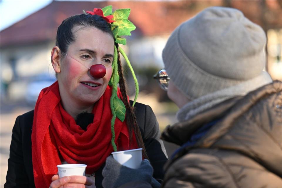 Durch die regelmäßigen Besuche als Clown Finovo kennt Katrin Lehmann-Buss einige der Menschen, die häufig die Gräber dort aufsuchen, gut und weiß um deren Verluste.Martin Schutt/dpa