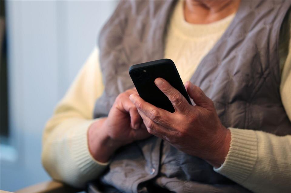 Durch die sachkundige Nutzung von Smartphones und Tablets können ältere Menschen besser am gesellschaftlichen Leben teilhaben. (Symbolbild) Bernd Wüstneck/dpa