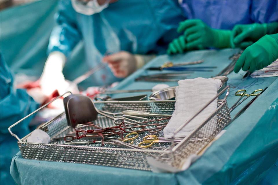 Durch die sanfte Kaisergeburt soll ein bewusster Start in das Familienleben ermöglicht werden. (Symbolbild)Daniel Karmann/dpa