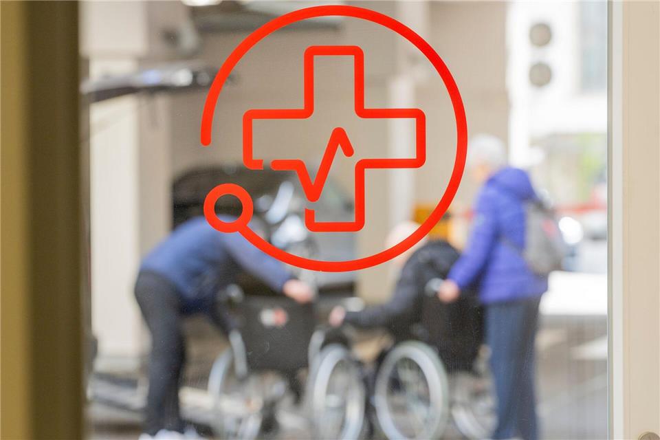 Durch diese Tür gelangen die Patientinnen und Patienten in den Wartebereich des Tresens.Andreas Arnold/dpa