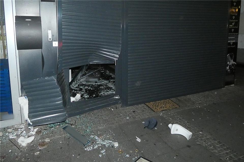 Durch diese entstandene Öffnung sind die Einbrecher in das Juweliergeschäft eingestiegen. (Handoutbild der Polizei)-/Polizei Hagen/dpa