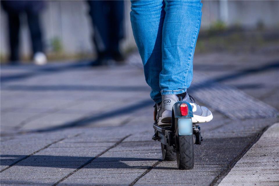 Durch ein Fenster hat ein Beamter beobachtet, wie sich der Jugendliche an einem E-Scooter zu schaffen machte. (Symbolbild)Jens Büttner/dpa