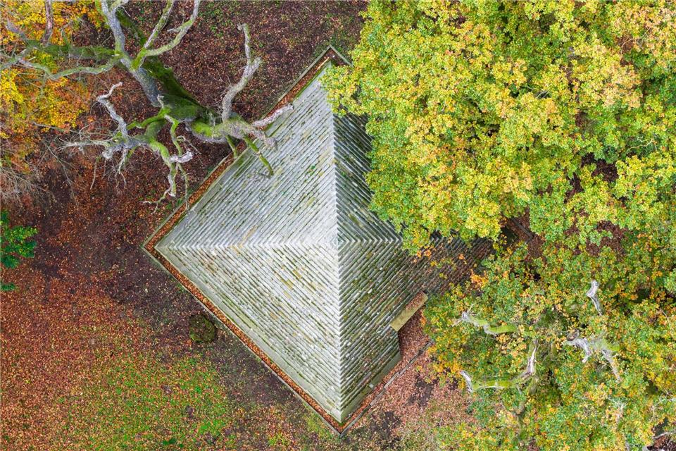 Durch ein großes Kreuz über dem Eingang ist es als christliche Begräbnisstätte erkennbar.Julian Stratenschulte/dpa