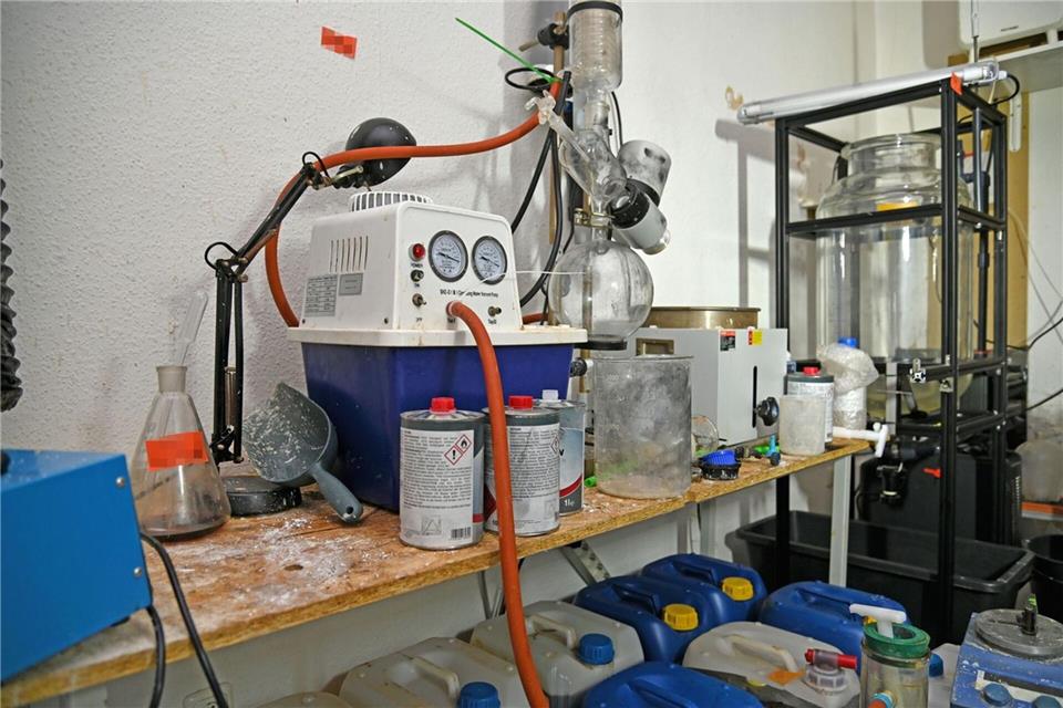 Durch einen Rettungseinsatz sind Polizisten in Essen zufällig auf ein Drogenlabor gestoßen.Polizei Essen/dpa