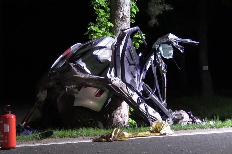Durch einen Unfall hat sich das Auto mit einem Baum verkeilt.David Poggemann/Nord-West-Media TV/dpa