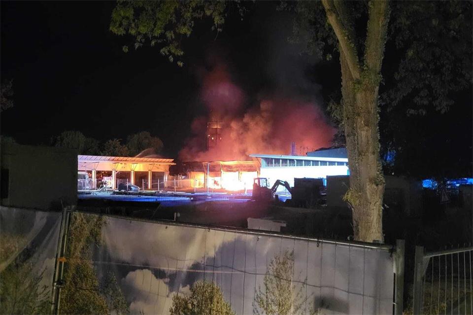 Durch einen nächtlichen Brand ist die Fahrzeughalle der Freiwilligen Feuerwehr in Offenbach an der Queich ausgebrannt. (Foto Handout)  Seefeldt/Kreisverwaltung Südliche Weinstraße/dpa
