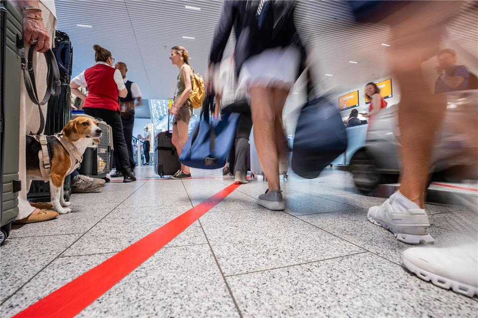 Durch geänderte EU-Bestimmungen bei Ein- und Ausreise kann es laut Fraport zu längeren Wartezeiten am Flughafen kommen. Andreas Arnold/dpa