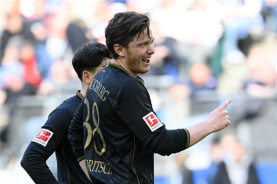 Durch seine Fairplay-Aktion Mann des Spiels: Augsburgs Michael Gregoritsch. Gregor Fischer/dpa