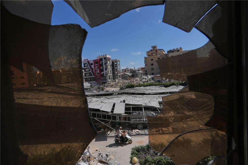 Durch zerbrochene Fensterscheiben des Jabal-Amel-Krankenhauses in der südlichen Hafenstadt Tyros im Libanon sind durch israelische Angriffe beschädigte Gebäude zu sehen.Hassan Ammar/AP/dpa