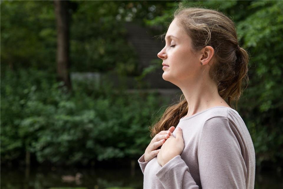 Durchatmen: Kurze Entspannungsübungen können in akuten Momenten Sicherheit geben.picture alliance / dpa Themendienst