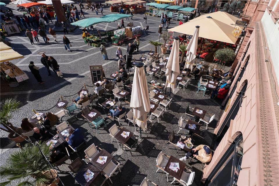 Durchschnittlich beträgt die Terrassengebühr in den zehn betrachteten Städten 813 Euro. (Symbolbild)Andreas Arnold/dpa