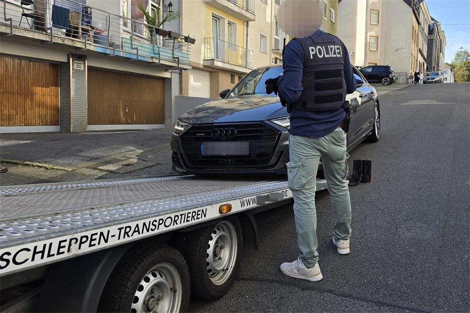 Durchsucht wurde in Nordrhein-Westfalen, wie hier in Wuppertal, sowie in Berlin und den Niederlanden.Blaulicht-Solingen/dpa