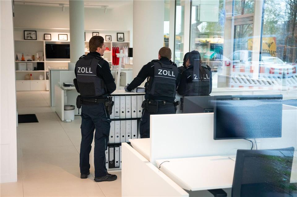 Scheinselbständigkeit? Durchsuchungen bei Engel & Völkers Durchsuchung bei Engel & VölkersJonas Walzberg/dpa