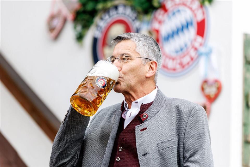 Durfte auch auf eine Super-Serie des FC Bayern anstoßen: Präsident Herbert Hainer.Matthias Balk/dpa