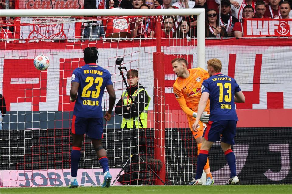 Durfte noch mal von Anfang an ran: RB-Keeper Peter Gulacsi (M.).Philipp von Ditfurth/dpa