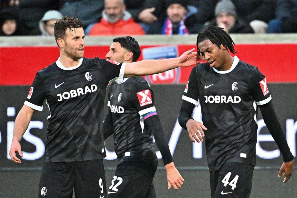 Durfte sich feiern lassen: Freiburgs Torschütze Johan Manzambi.Jan-Philipp Strobel/dpa